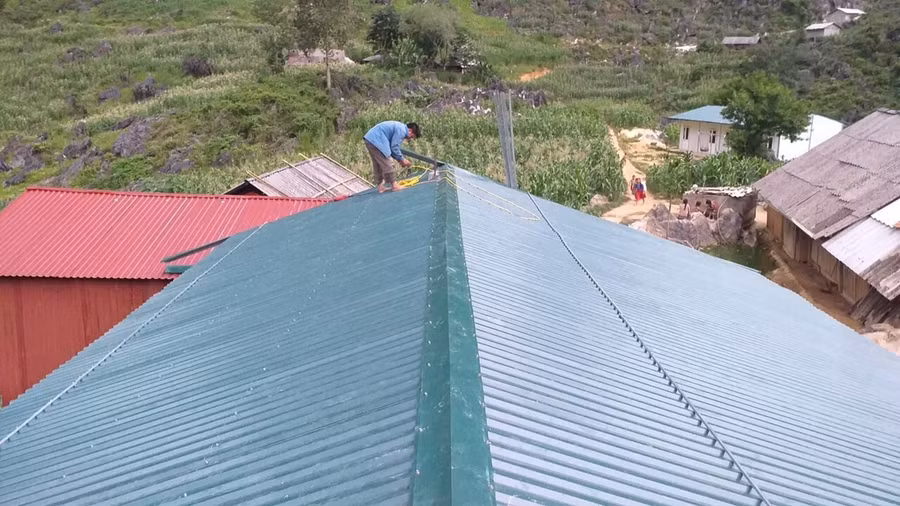 Mái tôn của điểm trường Trù Lủng Dưới được lắp mới và gia cố chắc chắn, giúp các em học sinh đồng bào dân tộc yên tâm học tập Mái tôn của điểm trường Trù Lủng Dưới được lắp mới và gia cố chắc chắn, giúp các em học sinh đồng bào dân tộc yên tâm học tập