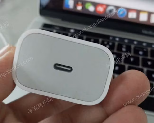 Sạc iPhone 2018 bất ngờ lộ diện