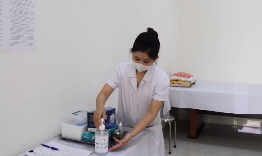 Chuẩn bị nước sát khuẩn tay tại phòng Y tế