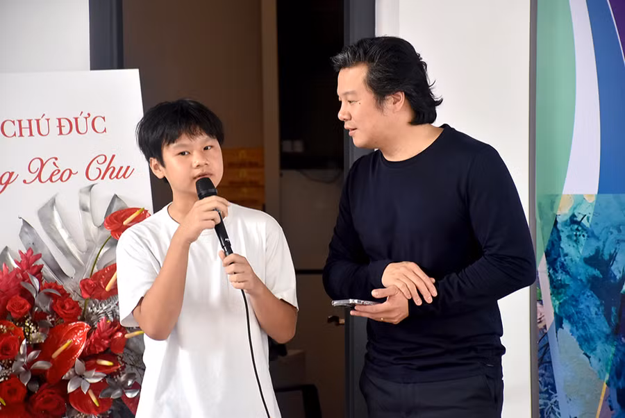 Họa sĩ nhí Xèo Chu (trái) và nghệ sĩ, nhà giáo dục Thanh Bùi chia sẻ tại sự kiện.