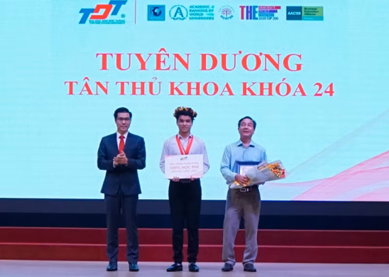 TS. Trần Trọng Đạo (bìa trái) - đại diện TDTU trao vòng nguyệt quế và học bổng cho tân thủ khoa Nguyễn Minh Đăng. Bên phải là thầy Nguyễn Văn Tâm, Hiệu trưởng Trường THPT Nguyễn Du, tỉnh Bà Rịa – Vũng Tàu (trường của tân thủ khoa nguyễn Minh Đăng).