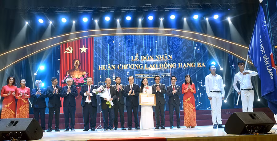 Bộ trưởng Phùng Xuân Nhạ trao Huân chương Lao động Hạng Ba cho tập thể sư phạm nhà trường.