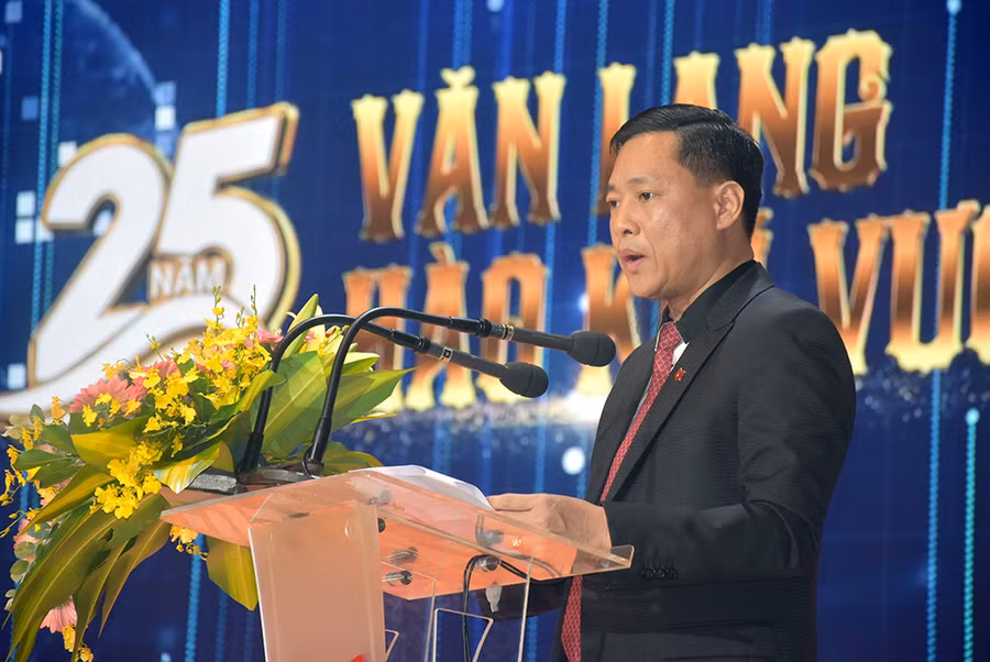 TS Nguyễn Cao Trí - Chủ tịch Hội đồng VLU phát biểu tại buổi lễ: “Với tầm nhìn trở thành một trong những trường đại học trẻ được ngưỡng mộ nhất Châu Á vào năm 2030, VLU đang hấp dẫn cộng đồng với hình ảnh một đại học ‘không ngừng nỗ lực, vượt qua giới hạn của đại học truyền thống, được ghi nhận về những thành tựu đột phá trong giáo dục đại học, đổi mới sáng tạo, đóng góp cho sự phát triển của Việt Nam và cộng đồng thế giới’”.