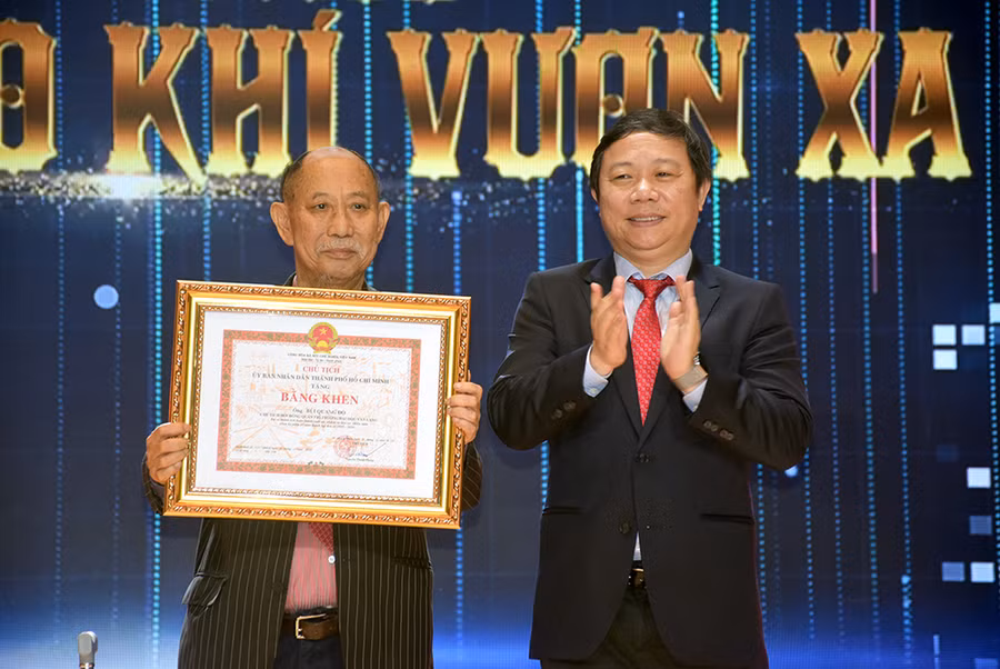 Phó chủ tịch UBND TPHCM Dương Anh Đức trao bằng khen của UBND TPHCM cho ông Bùi Quang Độ - Chủ tịch HĐQT Công ty CP Tập đoàn Giáo dục Văn Lang - một trong những thành viên sáng lập VLU.