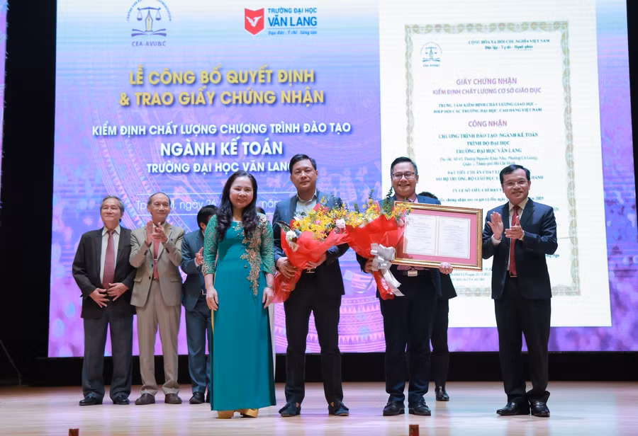 Bà Nguyễn Thị Phương Nga (GĐ Trung tâm Kiểm định Chất lượng GD) và ông Mai Văn Trinh (Cục trưởng Cục Quản lý chất lượng, Bộ GD&amp;ĐT) trao giấy chứng nhận đạt chuẩn chất lượng ngành Kế toán cho khoa Kế toán-Kiểm toán VLU.