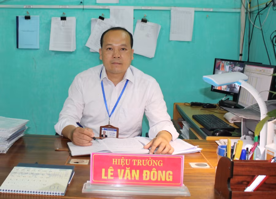 Thầy Lê Văn Đông - Hiệu trưởng trường THCS Khám Lạng (huyện Lục Nam) chia sẻ về công tác hướng nghiệp với PV Báo GD&amp;TĐ.