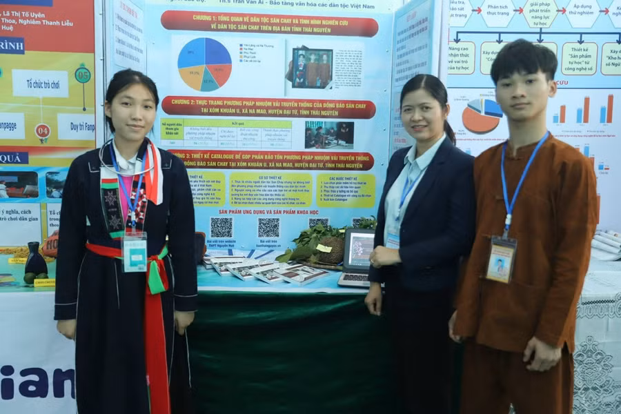 Cô Thuận và học trò tại cuộc thi Khoa học kỹ thuật dành cho học sinh trung học cấp tỉnh. Cô Thuận và học trò tại cuộc thi Khoa học kỹ thuật dành cho học sinh trung học cấp tỉnh.
