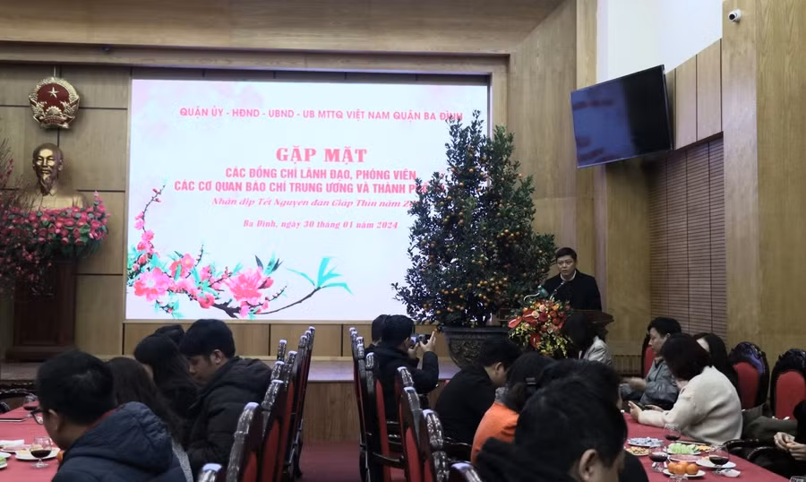 Quang cảnh buổi gặp mặt báo chí.