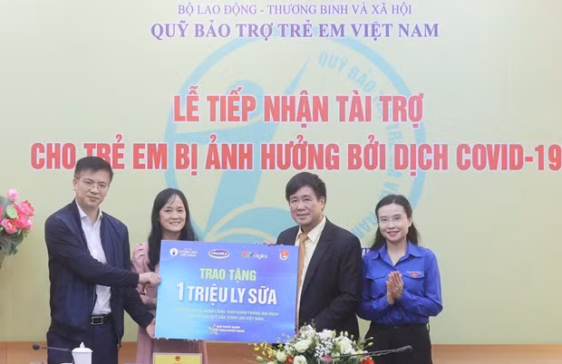 Vinamilk ho tro cham soc tre em bi tac dong boi dai dich COVID-19 hinh anh 3