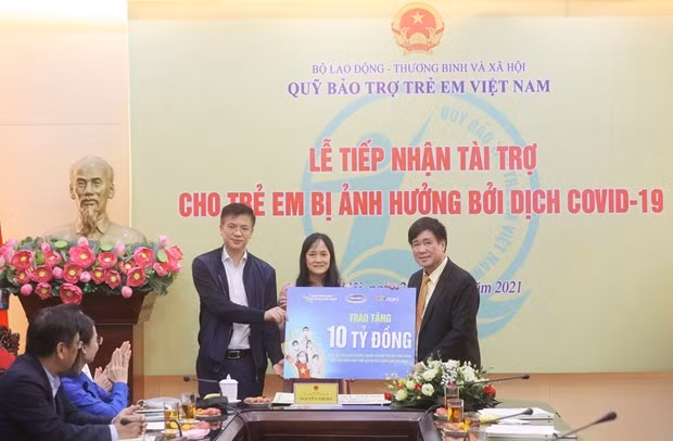 Vinamilk ho tro cham soc tre em bi tac dong boi dai dich COVID-19 hinh anh 1