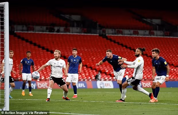 Henrik Dalsgaard ghi bàn danh dự cho Brentford.