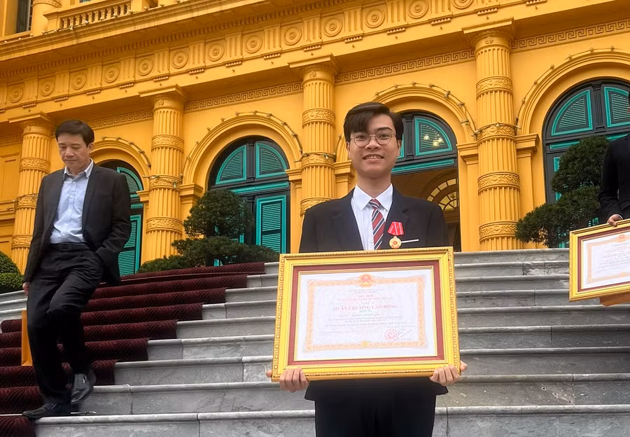 Trương Văn Quốc Đạt nhận Huân chương Lao động hạng Nhì. Ảnh NC. Trương Văn Quốc Đạt nhận Huân chương Lao động hạng Nhì. Ảnh NC.