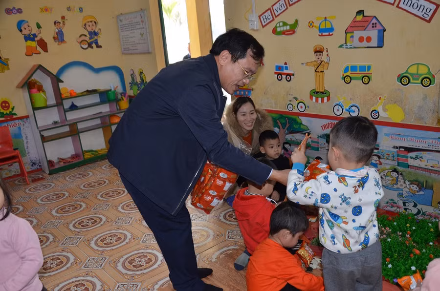 Ban Điều phối Trung ương chương trình mục tiêu quốc gia xây dựng nông thôn mới do ông Mai Văn Trinh – Vụ trưởng Vụ Cơ sở Vật chất Bộ GD&amp;ĐT làm trưởng đoàn đã đến kiểm tra, đánh giá thực hiện Chương trình mục tiêu quốc gia xây dựng nông thôn mới năm 2022 đã đến thăm và động viên cô trò Trường Mầm non Thượng Ấm. Ảnh Ngô Chuyên.
