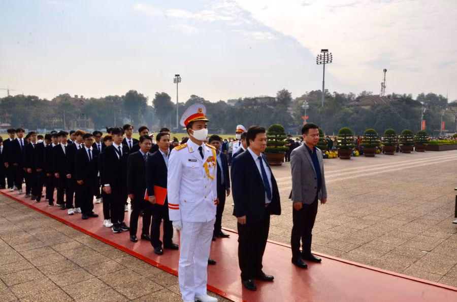 Năm nay, Bộ GD&ĐT cử 7 đoàn học sinh giỏi Việt Nam với 38 lượt học sinh tham gia, gồm: 1 đoàn Tin học tham dự Olympic khu vực Châu Á - Thái Bình Dương, 1 đoàn Vật lí tham dự Olympic khu vực Châu Á và 5 đoàn tham dự Olympic quốc tế là: Toán, Hóa học, Sinh học, Vật lí và Tin học. Năm nay, Bộ GD&ĐT cử 7 đoàn học sinh giỏi Việt Nam với 38 lượt học sinh tham gia, gồm: 1 đoàn Tin học tham dự Olympic khu vực Châu Á - Thái Bình Dương, 1 đoàn Vật lí tham dự Olympic khu vực Châu Á và 5 đoàn tham dự Olympic quốc tế là: Toán, Hóa học, Sinh học, Vật lí và Tin học.