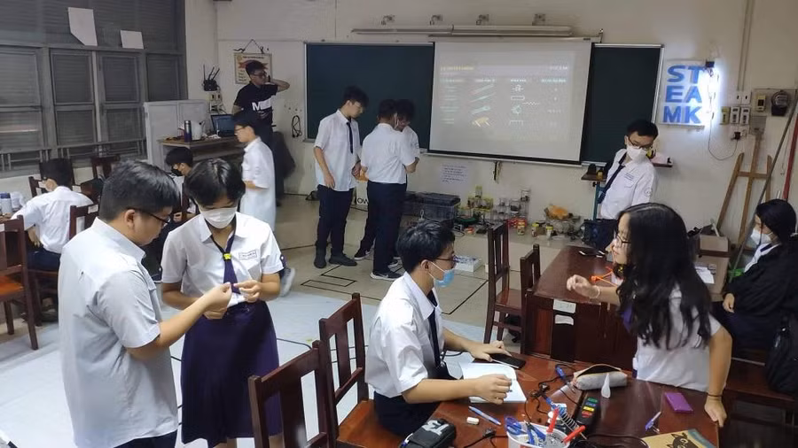 Một buổi sinh hoạt của câu lạc bộ STEM Trường THPT Nguyễn Thị Minh Khai (TP. HCM). Ảnh NVCC. Một buổi sinh hoạt của câu lạc bộ STEM Trường THPT Nguyễn Thị Minh Khai (TP. HCM). Ảnh NVCC.