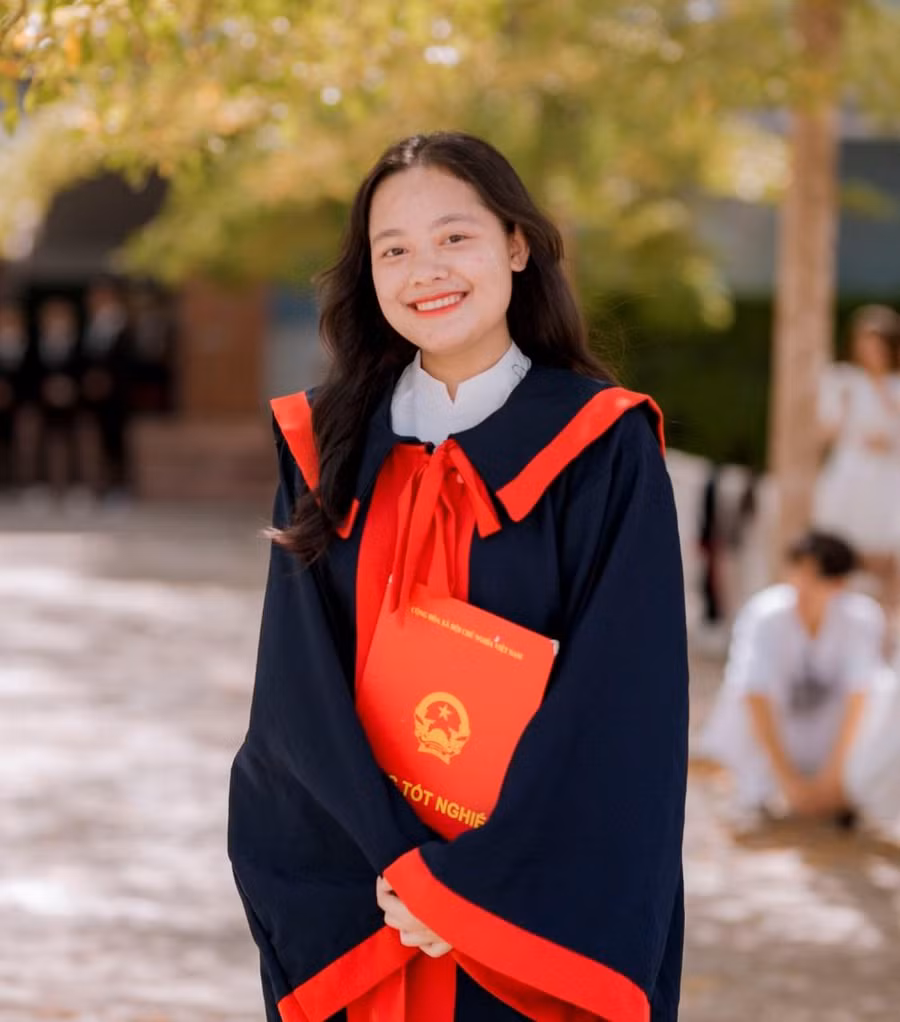 Sầm Thị Hiền Diệu được cô giáo chủ nhiệm đánh giá là cô gái thông minh, cầu thị và rất chăm chỉ. Sầm Thị Hiền Diệu được cô giáo chủ nhiệm đánh giá là cô gái thông minh, cầu thị và rất chăm chỉ.
