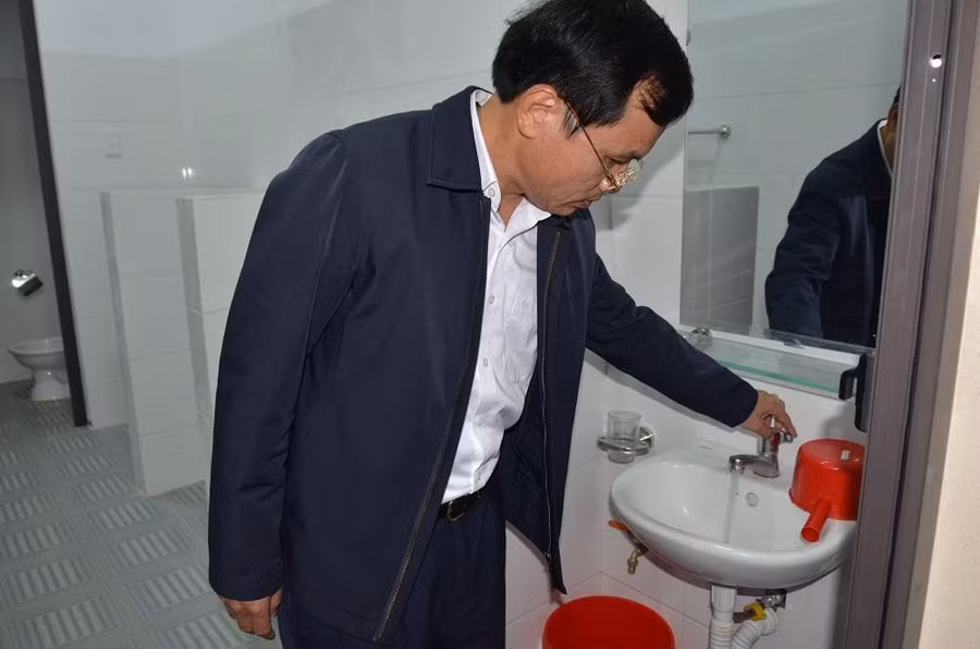 Kiểm tra hệ thống nhà vệ sinh ở Trường Mầm non Đồng Tâm. Ảnh Ngô Chuyên.