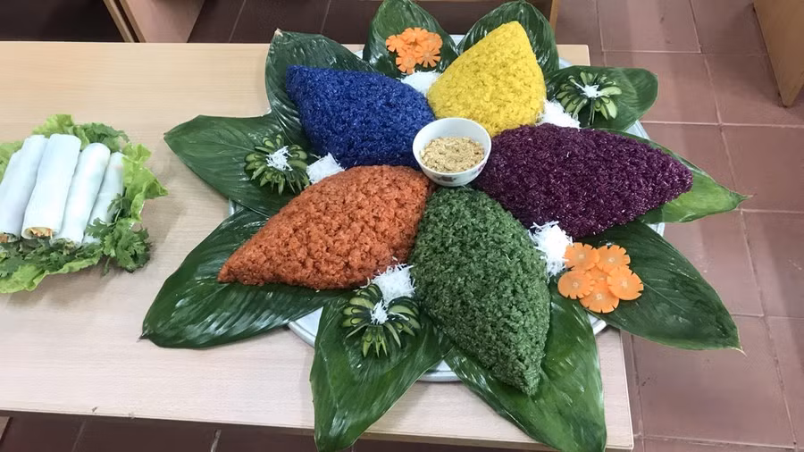 Mỗi nhóm học sinh sẽ có một cách trình bày về món truyền thống khác nhau. Ảnh NT.