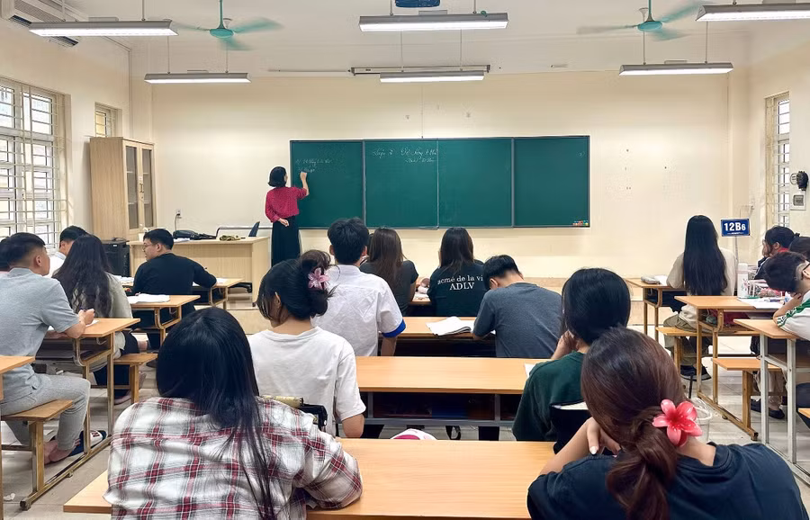 Học sinh Trường THPT Hòn Gai ôn tập chuẩn bị cho kỳ thi.