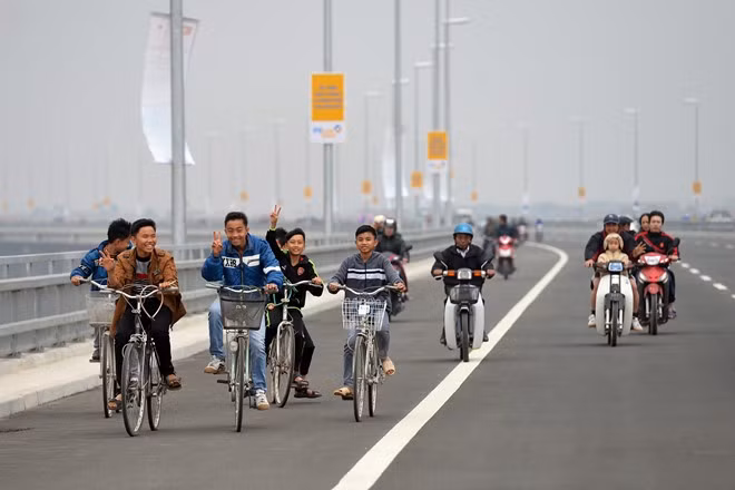 Cảnh lộn xộn trên cầu Nhật Tân khi vừa khánh thành