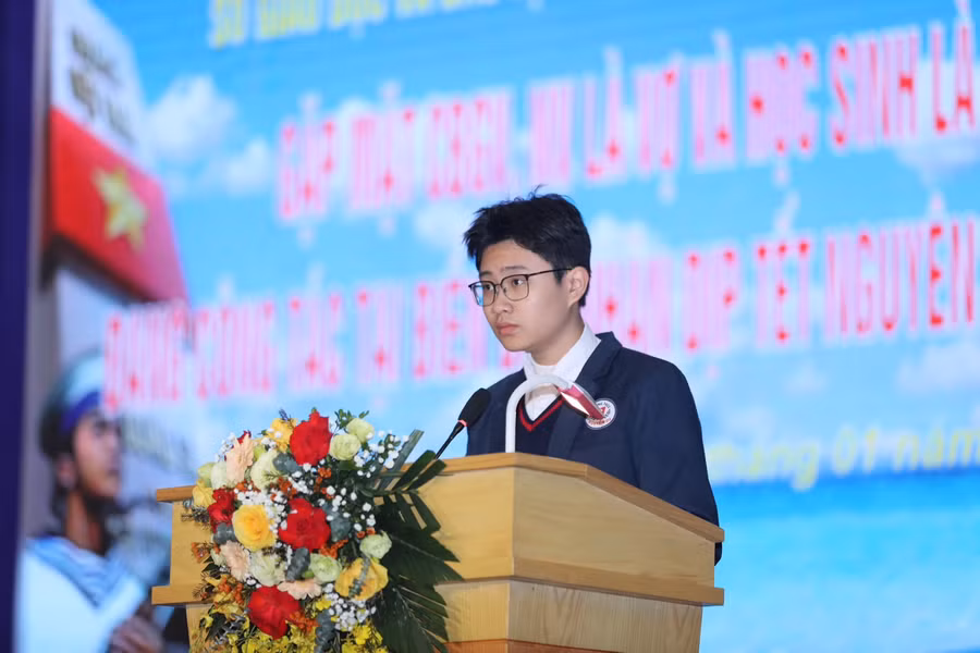 Em Nguyễn Hải Nam, học sinh Trường THCS Nguyễn Du (quận Hoàn Kiếm), đại diện học sinh con các chiến sĩ công tác ở biển đảo chia sẻ cảm xúc. Em Nguyễn Hải Nam, học sinh Trường THCS Nguyễn Du (quận Hoàn Kiếm), đại diện học sinh con các chiến sĩ công tác ở biển đảo chia sẻ cảm xúc.