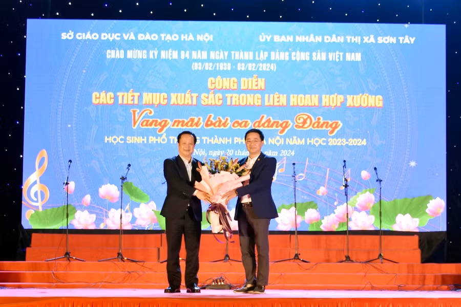 Giám đốc Sở GD&ĐT Hà Nội Trần Thế Cương tặng hoa chúc mừng đơn vị đăng cai. Giám đốc Sở GD&ĐT Hà Nội Trần Thế Cương tặng hoa chúc mừng đơn vị đăng cai.