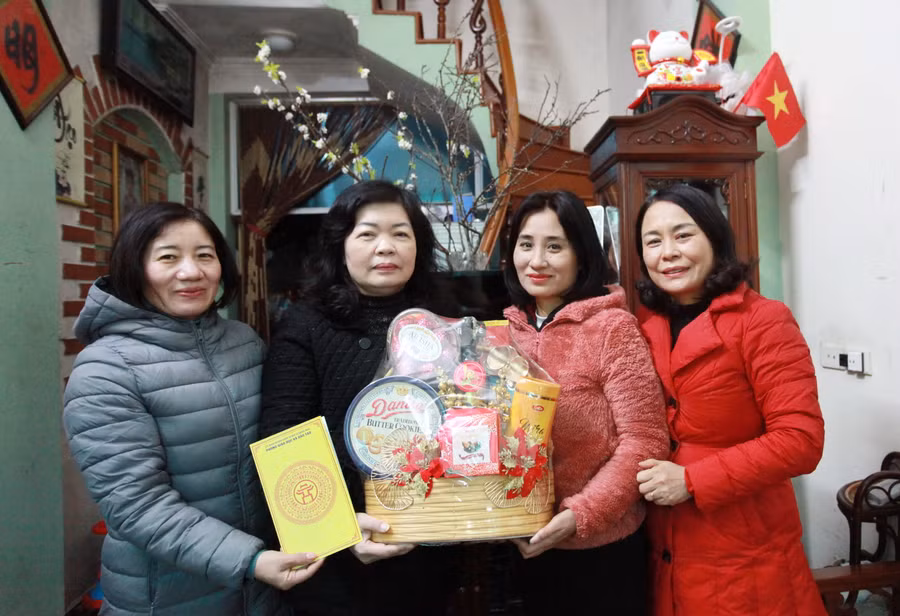 Phòng GD&amp;ĐT quận Hoàng Mai tặng quà tết cho cô giáo Đặng Thị Thúy Hường (thứ hai từ phải sang).