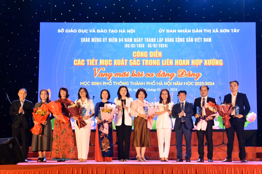 Ban tổ chức tặng hoa chúc mừng các đơn vị có tiết mục tham gia buổi công diễn. Ban tổ chức tặng hoa chúc mừng các đơn vị có tiết mục tham gia buổi công diễn.