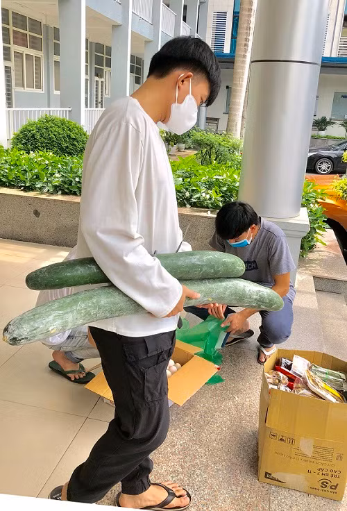 Sinh viên Lào rất xúc động trước sự quan tâm của thầy cô Trường Đại học Điện lực.