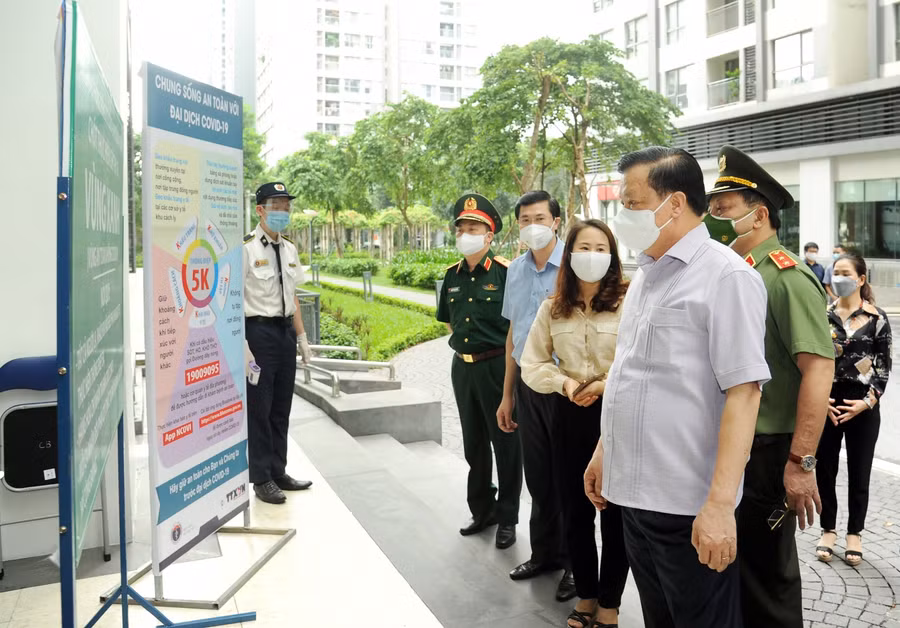 Bí thư Thành ủy Hà Nội Đinh Tiến Dũng kiểm tra công tác phòng, chống dịch Covid-19 tại khu đô thị Times City, quận Hoàng Mai.