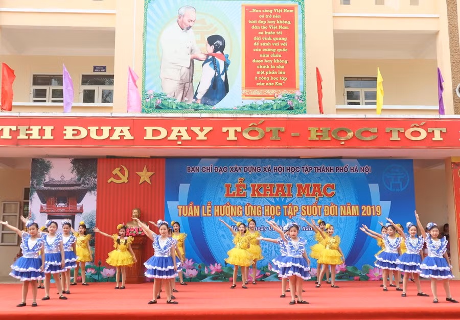 Tiết mục văn nghệ chào mừng trong lễ khai mạc.