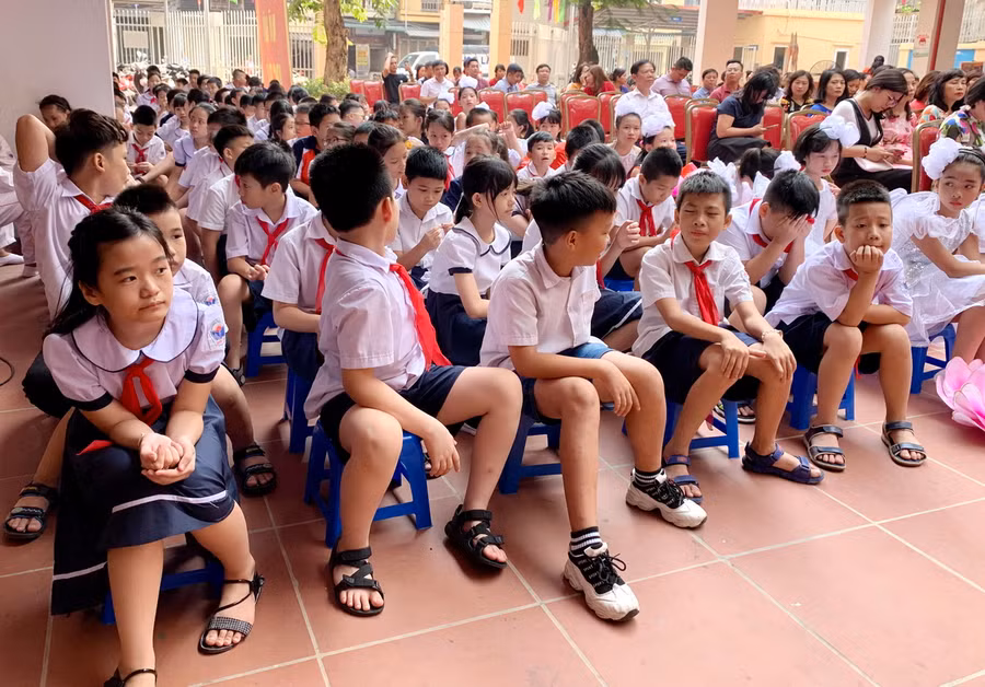 Các em học sinh tham dự buổi lễ Các em học sinh tham dự buổi lễ