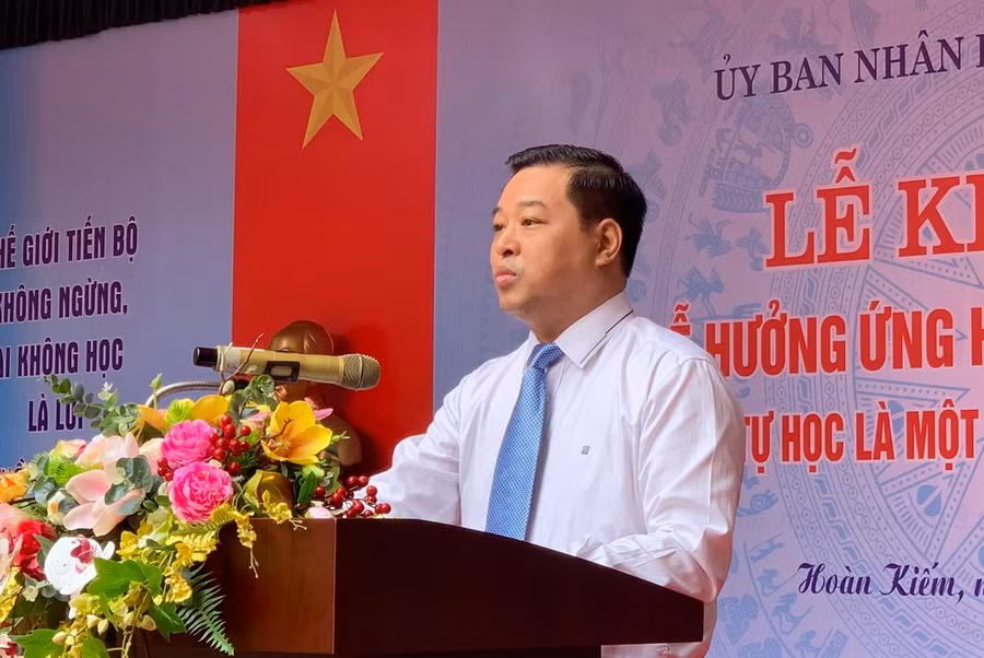 Ông Đinh Hồng Phong - Phó chủ tịch Thường trực UBND quận Hoàn Kiếm phát động Tuần lễ hưởng ứng học tập suốt đời trên địa bàn. Ông Đinh Hồng Phong - Phó chủ tịch Thường trực UBND quận Hoàn Kiếm phát động Tuần lễ hưởng ứng học tập suốt đời trên địa bàn.