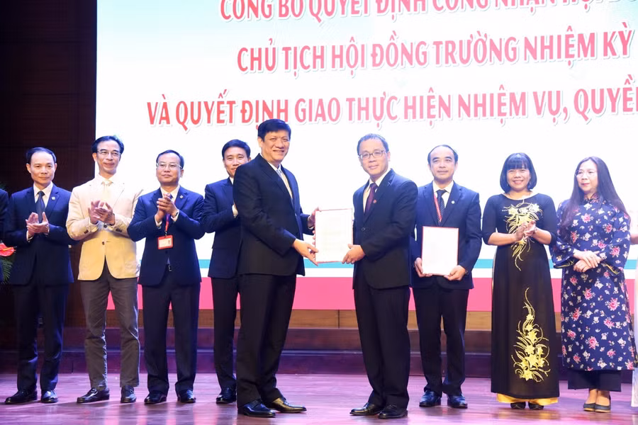 Lãnh đạo Bộ Y tế trao quyết định Chủ tịch Hội đồng trường Trường Đại học Y Hà Nội nhiệm kỳ 2020 - 2025 cho GS.TS.BS Tạ Thành Văn