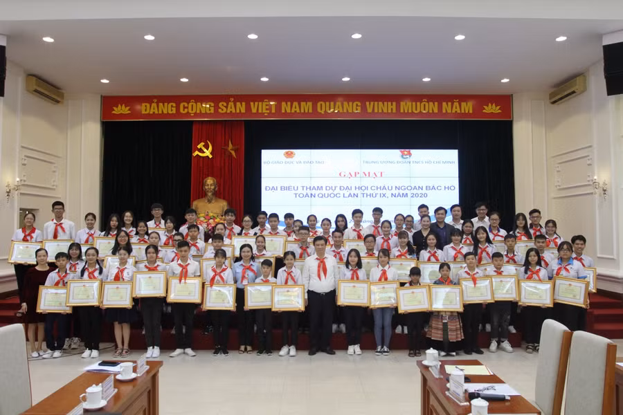 Các đại biểu tham dự buổi gặp mặt