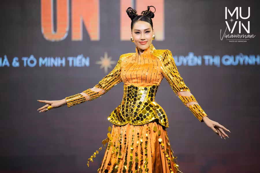 Thiết kế ỦN ỈN được trình diễn bởi Nguyễn Thị Quỳnh Anh tại Đêm trình diễn thiết kế trang phục dân tộc- Miss Universe 2022.
