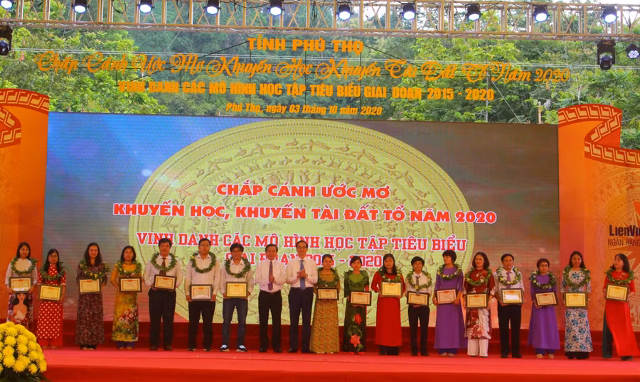 Vinh danh các thầy cô giáo tại buổi lễ.