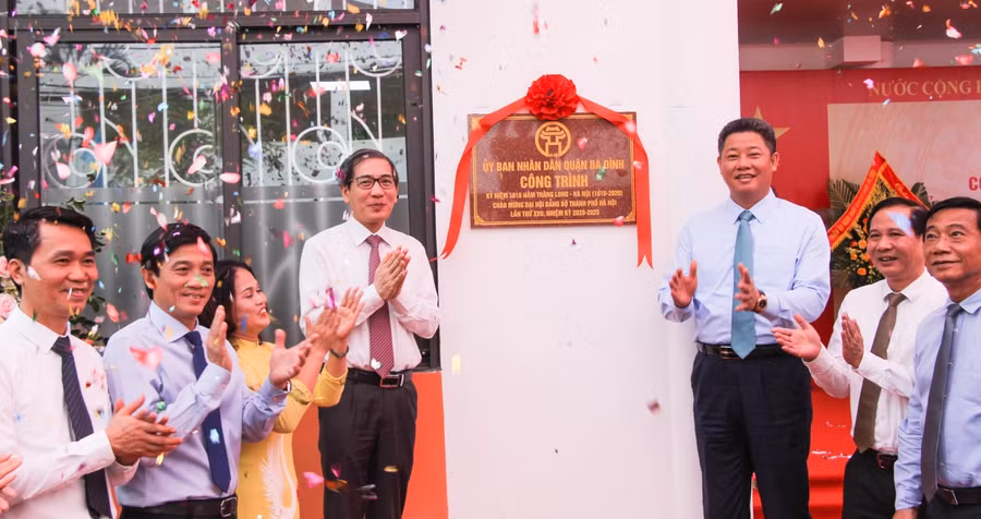 Ông Hoàng Minh Dũng Tiến - Bí thư Quận ủy Ba Đình và các đại biểu chúc mừng Trường mầm non Sao Mai.