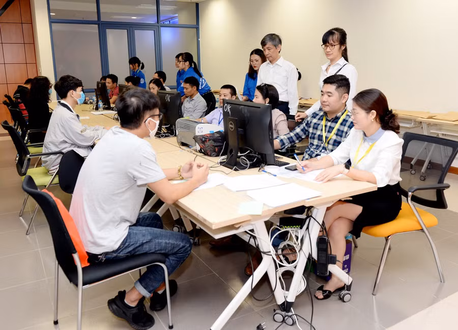 Các tân sinh viên Đại học Kinh tế Quốc dân được hướng dẫn nhập học tại trường.