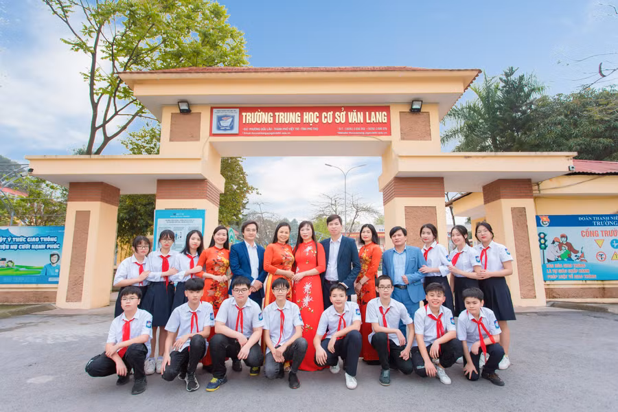 Thầy và trò trường THCS Văn Lang (TP Việt Trì, Phú Thọ).