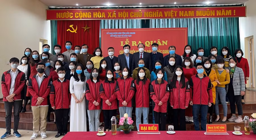 Lãnh đạo Sở GD&ĐT Bắc Giang động viện, chụp ảnh lưu niệm với các đội tuyển dự kỳ thi học sinh giỏi Quốc gia.