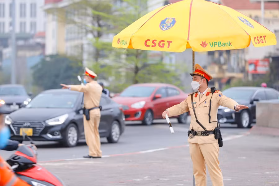 CSGT làm nhiệm vụ tại các nút giao thông sáng 21/3.