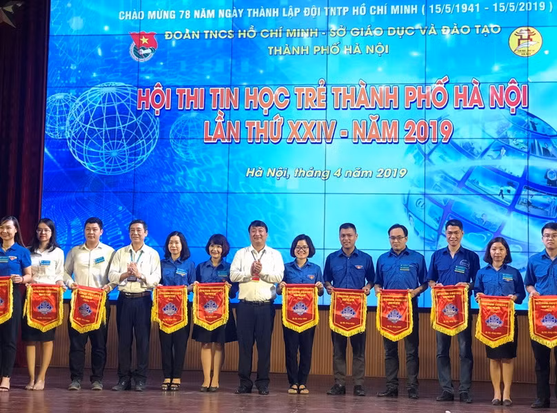 Trao cờ lưu niệm cho các đơn vị dự thi Trao cờ lưu niệm cho các đơn vị dự thi