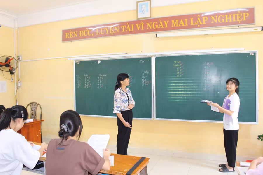 Cô trò cùng trao đổi và luyện đề môn GDCD trên lớp.