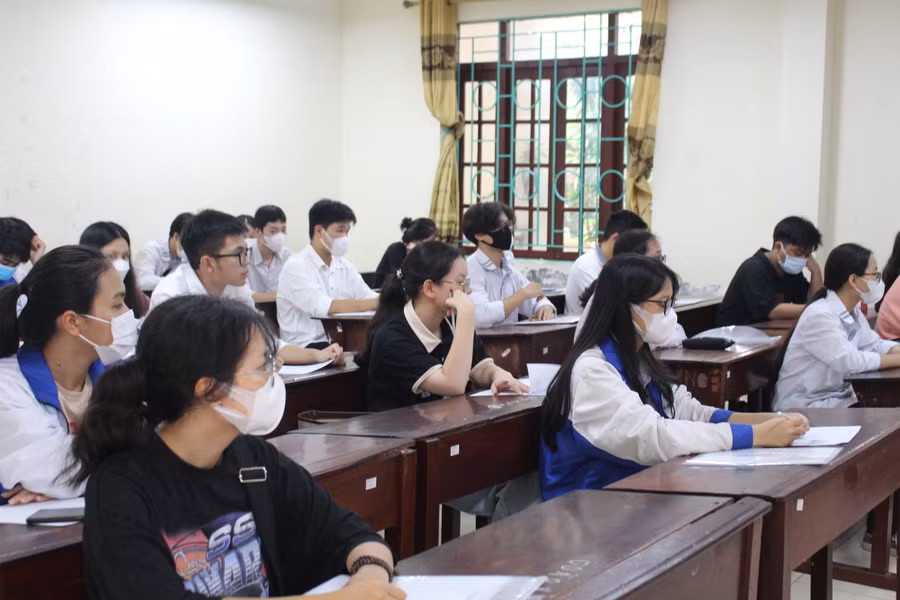 Thí sinh làm thủ tục tại điểm thi trường THPT Hàn Thuyên (TP Bắc Ninh).