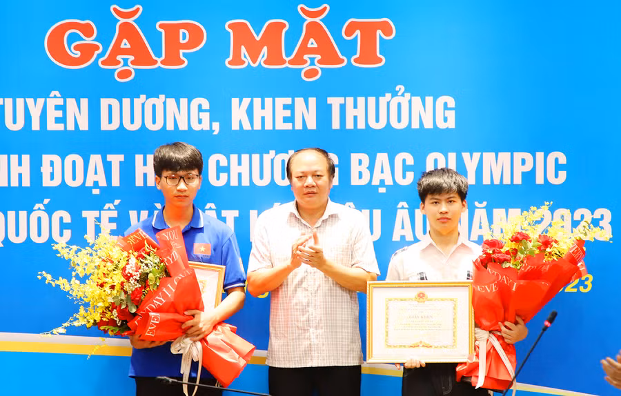 Ông Tạ Việt Hùng - Giám đốc Sở GD&ĐT trao Giấy khen biểu dương thành tích của hai em học sinh (Ảnh BBG). Ông Tạ Việt Hùng - Giám đốc Sở GD&ĐT trao Giấy khen biểu dương thành tích của hai em học sinh (Ảnh BBG).
