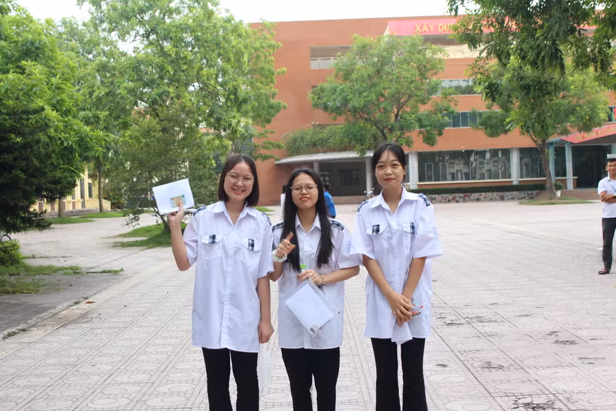 Thí sinh điểm thi trường THPT Chuyên Bắc Giang đến điểm thi sớm, tự tin hoàn thành bài thi. Thí sinh điểm thi trường THPT Chuyên Bắc Giang đến điểm thi sớm, tự tin hoàn thành bài thi.