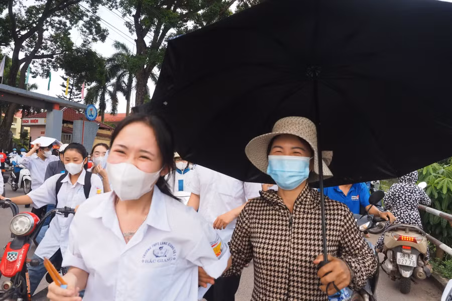 Thí sinh chia vui với mẹ sau khi kết thúc bài thi môn ngoại ngữ.