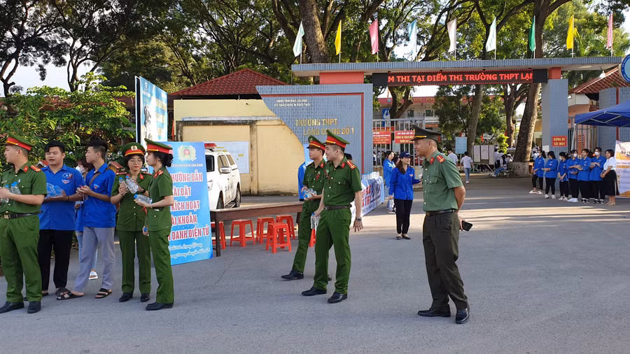 Lực lượng chức năng cùng tình nguyện viên có mặt sớm tại điểm thi trường THPT Lạng Giang số 1 để hỗ trợ, động viên thí sinh.