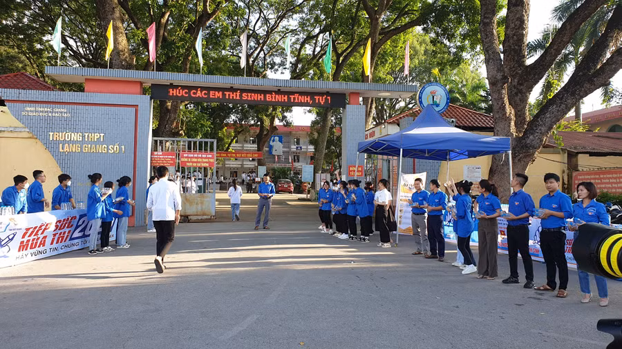 Thí sinh đến điểm thi trường THPT Lạng Giang số 1 từ 6h sáng sẵn sàng cho bài thi tổ hợp.